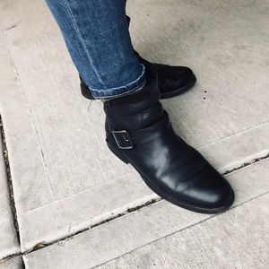 FRYE Black Leather Bootie - 6